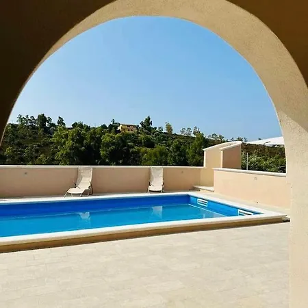 Con Piscina E Parco Giochi Non Lontano Da Cagliari Bed & Breakfast