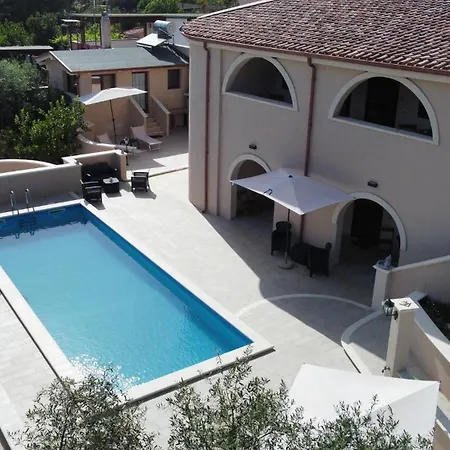 Con Piscina E Parco Giochi Non Lontano Da Cagliari *
